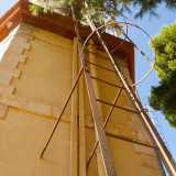 Il silos � poi fiancheggiato da una strettissima scala metallica protetta da cerchi posti a distanze regolari, proprio come un�altra scala che si trova dal lato opposto, nella parte in muratura della torretta